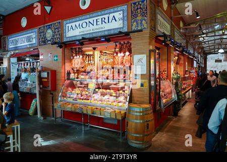 Stands de traiteur au marché de Triana (Mercado de Triana), Séville, Andalousie, Espagne Banque D'Images