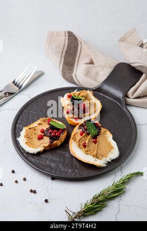 canapés avec pâté, feuilles de menthe et baies, vue de côté Banque D'Images