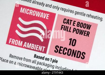 micro-ondes de Ambient - instructions de cuisson sur la boîte de Iceland Luxury 6 All Butter hached tartes Banque D'Images