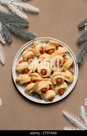 Cochons dans une couverture, nourriture traditionnelle de Noël sur la table. Banque D'Images