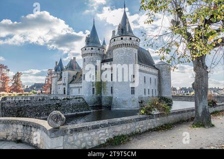 Vue d'angle d'un ancien château à travers un fossé dans le soleil d'hiver frais Banque D'Images