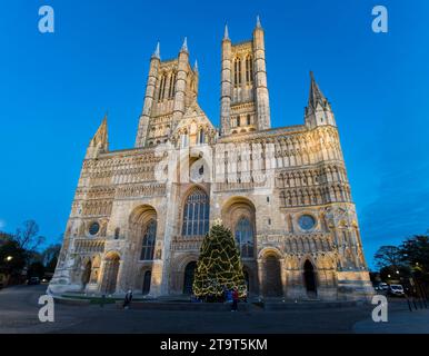 Sapin de Noël décoré devant la cathédrale de Lincoln, Lincoln City, Lincolnshire, Angleterre, Royaume-Uni Banque D'Images