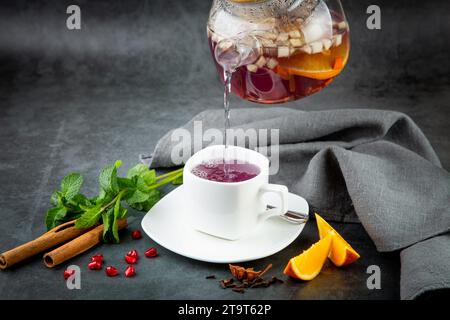 thé chaud maison avec vue latérale de cannelle, citron et menthe Banque D'Images