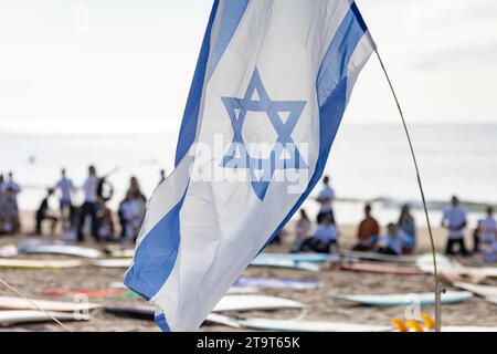 Drapeau officiel d'Israël sur la mer Banque D'Images