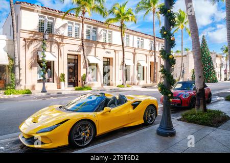 Décoration de Noël et Ferrari, voiture exotique, Worth Avenue, Palm Beach, Floride Banque D'Images