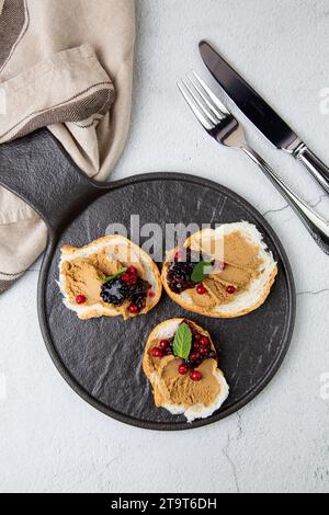 canapés avec pâté, feuilles de menthe et baies, vue de dessus Banque D'Images