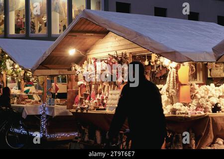 Le Twinkle d'un marché de Noël Banque D'Images