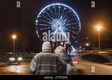 Une promenade nocturne : les anciens près de la grande roue Banque D'Images