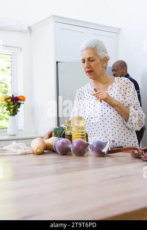 Divers couples seniors déballant les épiceries dans la cuisine. Style de vie, retraite, style de vie senior, shopping, convivialité et vie domestique, inchangés. Banque D'Images
