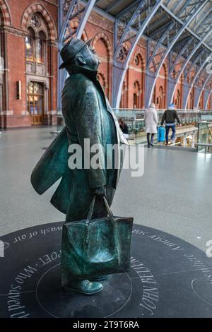 Statue en bronze du poète John Betjeman à la gare de St Pancras, sculpture de Martin Jennings, Londres, Angleterre, Royaume-Uni Banque D'Images