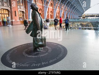 Statue en bronze du poète John Betjeman à la gare de St Pancras, sculpture de Martin Jennings, Londres, Angleterre, Royaume-Uni Banque D'Images