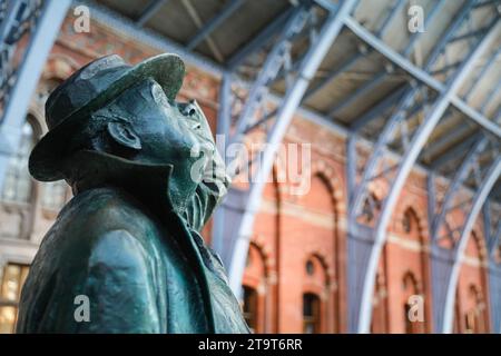 Statue en bronze du poète John Betjeman à la gare de St Pancras, sculpture de Martin Jennings, Londres, Angleterre, Royaume-Uni Banque D'Images