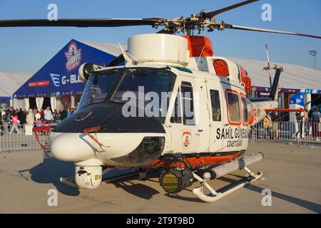 ISTANBUL, TURKIYE - 01 MAI 2023 : Garde côtière turque Agusta-Westland Bell AB-412EP (25945) exposée au Teknofest à l'aéroport Ataturk d'Istanbul Banque D'Images