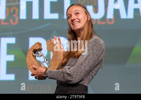 Barneveld, pays-Bas. 16 novembre 2023. BARNEVELD, PAYS-BAS - NOVEMBRE 16 : Femke bol sur l'Atletiekgala de l'Atletiekunie au Midden Brabant Hallen le 16 novembre 2023 à Barneveld, pays-Bas. (Photo Joris Verwijst/Agence BSR) crédit : Agence BSR/Alamy Live News Banque D'Images