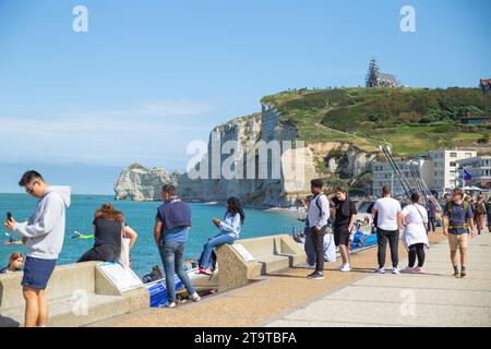 Étretat, France–septembre 2,2023 : les touristes profitent du soleil sur la plage avec falaise dans le fond Banque D'Images