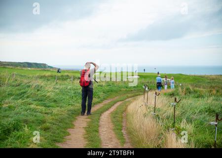 Étretat, France–septembre 2,2023 : un homme prenant des photos sur le chemin de la falaise d'amont Banque D'Images