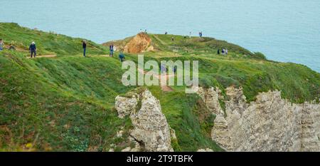 Étretat, France–septembre 2,2023 : randonnée touristique sur le chemin de la falaise d'amont Banque D'Images