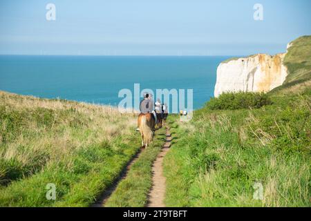 Étretat, France–septembre 2,2023 : touristes à cheval sur le chemin de la falaise d'amont Banque D'Images