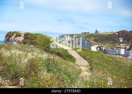 Un sentier de trekking pittoresque serpente à travers les prairies luxuriantes au sommet d'une magnifique falaise à Étretat Banque D'Images