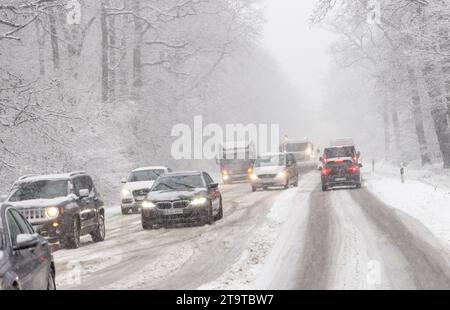 Starke Schneefälle im Taunus BEI starken Schneefällen kommt es auf der Bundesstraße 456 am Saalburgpass zu erheblichen Behinderungen im Straßenverkehr. für die Höhenlagen des Taunus gilt eine Unwetterwarnung vor starkem Schneefall., Bad Homburg Hessen Deutschland *** fortes chutes de neige dans le Taunus en cas de fortes chutes de neige, il y a des obstacles considérables à la circulation routière sur la route fédérale 456 au col de Saalburg Un avertissement de conditions météorologiques sévères pour les fortes chutes de neige est en vigueur pour les hautes altitudes du Taunus, Bad Homburg Hessen Allemagne Credit : Imago/Alamy Live News Banque D'Images