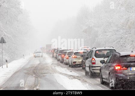 Starke Schneefälle im Taunus BEI starken Schneefällen kommt es auf der Bundesstraße 456 am Saalburgpass zu erheblichen Behinderungen im Straßenverkehr. für die Höhenlagen des Taunus gilt eine Unwetterwarnung vor starkem Schneefall., Bad Homburg Hessen Deutschland *** fortes chutes de neige dans le Taunus en cas de fortes chutes de neige, il y a des obstacles considérables à la circulation routière sur la route fédérale 456 au col de Saalburg Un avertissement de conditions météorologiques sévères pour les fortes chutes de neige est en vigueur pour les hautes altitudes du Taunus, Bad Homburg Hessen Allemagne Credit : Imago/Alamy Live News Banque D'Images