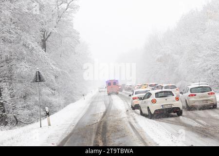 Starke Schneefälle im Taunus BEI starken Schneefällen kommt es auf der Bundesstraße 456 am Saalburgpass zu erheblichen Behinderungen im Straßenverkehr. für die Höhenlagen des Taunus gilt eine Unwetterwarnung vor starkem Schneefall., Bad Homburg Hessen Deutschland *** fortes chutes de neige dans le Taunus en cas de fortes chutes de neige, il y a des obstacles considérables à la circulation routière sur la route fédérale 456 au col de Saalburg Un avertissement de conditions météorologiques sévères pour les fortes chutes de neige est en vigueur pour les hautes altitudes du Taunus, Bad Homburg Hessen Allemagne Credit : Imago/Alamy Live News Banque D'Images