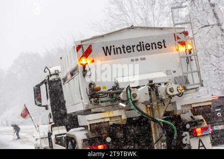 Starke Schneefälle im Taunus BEI starken Schneefällen kommt es auf der Bundesstraße 456 am Saalburgpass zu erheblichen Behinderungen im Straßenverkehr. für die Höhenlagen des Taunus gilt eine Unwetterwarnung vor starkem Schneefall., Bad Homburg Hessen Deutschland *** fortes chutes de neige dans le Taunus en cas de fortes chutes de neige, il y a des obstacles considérables à la circulation routière sur la route fédérale 456 au col de Saalburg Un avertissement de conditions météorologiques sévères pour les fortes chutes de neige est en vigueur pour les hautes altitudes du Taunus, Bad Homburg Hessen Allemagne Credit : Imago/Alamy Live News Banque D'Images