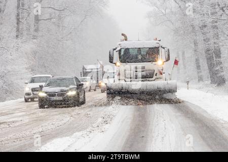 Starke Schneefälle im Taunus BEI starken Schneefällen kommt es auf der Bundesstraße 456 am Saalburgpass zu erheblichen Behinderungen im Straßenverkehr. für die Höhenlagen des Taunus gilt eine Unwetterwarnung vor starkem Schneefall. ACHTUNG : Kennzeichen wurden verpixelt., Bad Homburg Hessen Deutschland *** fortes chutes de neige dans le Taunus en cas de fortes chutes de neige, il y a des obstacles considérables à la circulation routière sur la route fédérale 456 au col de Saalburg Un avertissement de conditions météorologiques extrêmes pour les fortes chutes de neige s'applique aux hautes altitudes du Taunus ATTENTION les plaques d'immatriculation ont été pixelisées Banque D'Images