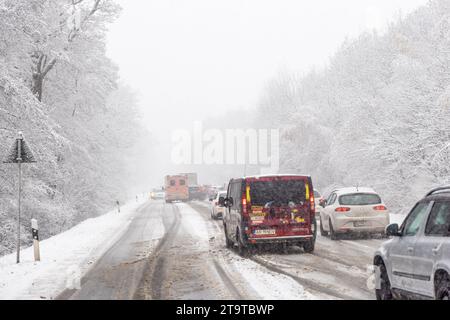 Starke Schneefälle im Taunus BEI starken Schneefällen kommt es auf der Bundesstraße 456 am Saalburgpass zu erheblichen Behinderungen im Straßenverkehr. für die Höhenlagen des Taunus gilt eine Unwetterwarnung vor starkem Schneefall., Bad Homburg Hessen Deutschland *** fortes chutes de neige dans le Taunus en cas de fortes chutes de neige, il y a des obstacles considérables à la circulation routière sur la route fédérale 456 au col de Saalburg Un avertissement de conditions météorologiques sévères pour les fortes chutes de neige est en vigueur pour les hautes altitudes du Taunus, Bad Homburg Hessen Allemagne Credit : Imago/Alamy Live News Banque D'Images