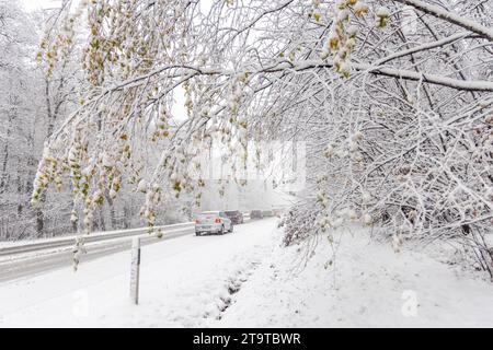 Starke Schneefälle im Taunus BEI starken Schneefällen kommt es auf der Bundesstraße 456 am Saalburgpass zu erheblichen Behinderungen im Straßenverkehr. für die Höhenlagen des Taunus gilt eine Unwetterwarnung vor starkem Schneefall. ACHTUNG : Kennzeichen wurden verpixelt., Bad Homburg Hessen Deutschland *** fortes chutes de neige dans le Taunus en cas de fortes chutes de neige, il y a des obstacles considérables à la circulation routière sur la route fédérale 456 au col de Saalburg Un avertissement de conditions météorologiques extrêmes pour les fortes chutes de neige s'applique aux hautes altitudes du Taunus ATTENTION les plaques d'immatriculation ont été pixelisées Banque D'Images