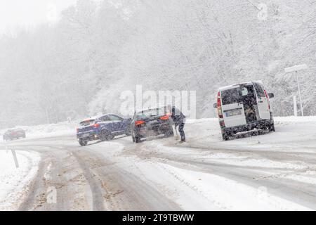 Starke Schneefälle im Taunus BEI starken Schneefällen kommt es auf der Bundesstraße 456 am Saalburgpass zu erheblichen Behinderungen im Straßenverkehr. für die Höhenlagen des Taunus gilt eine Unwetterwarnung vor starkem Schneefall. ACHTUNG : Kennzeichen wurden verpixelt., Bad Homburg Hessen Deutschland *** fortes chutes de neige dans le Taunus en cas de fortes chutes de neige, il y a des obstacles considérables à la circulation routière sur la route fédérale 456 au col de Saalburg Un avertissement de conditions météorologiques extrêmes pour les fortes chutes de neige s'applique aux hautes altitudes du Taunus ATTENTION les plaques d'immatriculation ont été pixelisées Banque D'Images