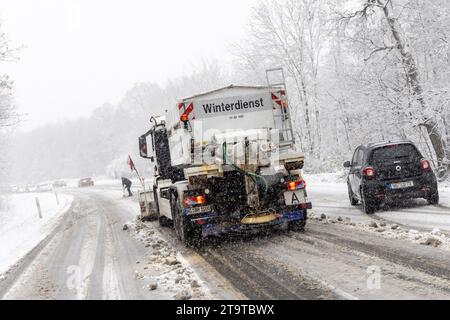 Starke Schneefälle im Taunus BEI starken Schneefällen kommt es auf der Bundesstraße 456 am Saalburgpass zu erheblichen Behinderungen im Straßenverkehr. für die Höhenlagen des Taunus gilt eine Unwetterwarnung vor starkem Schneefall. ACHTUNG : Kennzeichen wurden verpixelt., Bad Homburg Hessen Deutschland *** fortes chutes de neige dans le Taunus en cas de fortes chutes de neige, il y a des obstacles considérables à la circulation routière sur la route fédérale 456 au col de Saalburg Un avertissement de conditions météorologiques extrêmes pour les fortes chutes de neige s'applique aux hautes altitudes du Taunus ATTENTION les plaques d'immatriculation ont été pixelisées Banque D'Images