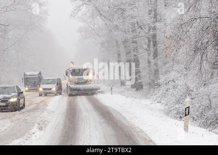 Starke Schneefälle im Taunus BEI starken Schneefällen kommt es auf der Bundesstraße 456 am Saalburgpass zu erheblichen Behinderungen im Straßenverkehr. für die Höhenlagen des Taunus gilt eine Unwetterwarnung vor starkem Schneefall., Bad Homburg Hessen Deutschland *** fortes chutes de neige dans le Taunus en cas de fortes chutes de neige, il y a des obstacles considérables à la circulation routière sur la route fédérale 456 au col de Saalburg Un avertissement de conditions météorologiques sévères pour les fortes chutes de neige est en vigueur pour les hautes altitudes du Taunus, Bad Homburg Hessen Allemagne Credit : Imago/Alamy Live News Banque D'Images