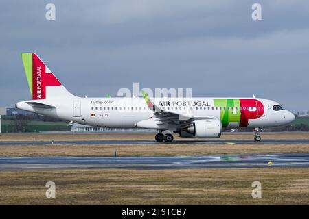 TAP Air Portugal Airbus A320 NEO au taxiing pour le décollage de Prague Banque D'Images