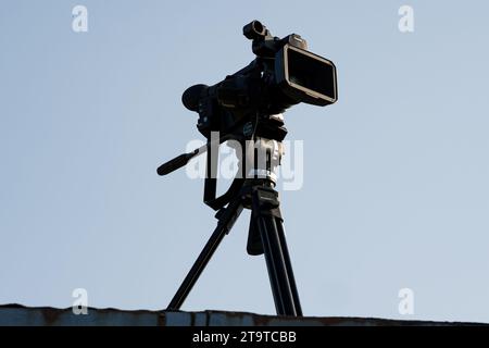 Caméra professionnelle Panasonic sur un trépied, filmant un spectacle aérien Banque D'Images