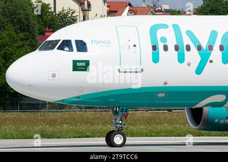 Photo en gros plan de Flynas Airbus A320 NEO de la compagnie aérienne saoudienne au sol après son atterrissage à Lviv Banque D'Images