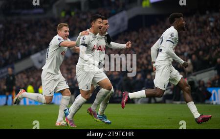 Londres, Royaume-Uni. 26 novembre 2023. Giovani Lo Celso de Tottenham Hotspur (2r) célèbre avec ses coéquipiers après avoir marqué le 1e but de son équipe. Match de Premier League, Tottenham Hotspur contre Aston Villa au Tottenham Hotspur Stadium à Londres le dimanche 26 novembre 2023. Cette image ne peut être utilisée qu'à des fins éditoriales. Usage éditorial seulement photo de Sandra Mailer/Andrew Orchard photographie sportive/Alamy Live News crédit : Andrew Orchard photographie sportive/Alamy Live News Banque D'Images