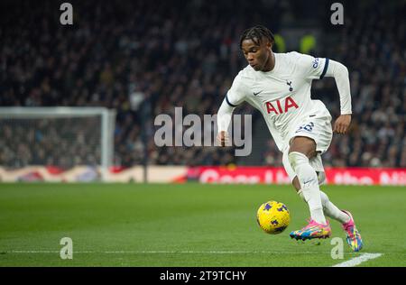 Londres, Royaume-Uni. 26 novembre 2023. Destiny Udogie de Tottenham Hotspur en action. Match de Premier League, Tottenham Hotspur contre Aston Villa au Tottenham Hotspur Stadium à Londres le dimanche 26 novembre 2023. Cette image ne peut être utilisée qu'à des fins éditoriales. Usage éditorial seulement photo de Sandra Mailer/Andrew Orchard photographie sportive/Alamy Live News crédit : Andrew Orchard photographie sportive/Alamy Live News Banque D'Images