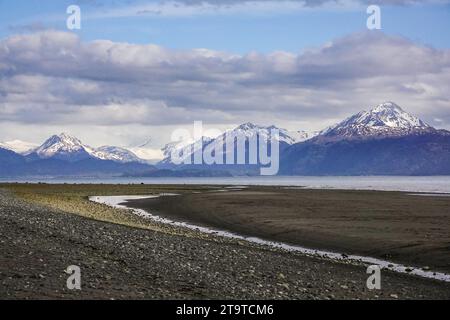 La zone de marée le long de Bishops Beach à marée basse avec les montagnes Kachemak derrière à Homer, Alaska. Banque D'Images