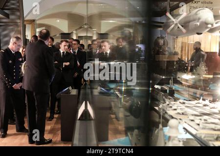 Paris, France. 27 novembre 2023. Le Président Emmanuel Macron visite le Musée National Maritime, le jour de sa réouverture après six ans de rénovation, à Paris, France, le 27 novembre 2023. Stéphane Lemouton/Pool/ABACAPRESS.COM crédit : Abaca Press/Alamy Live News Banque D'Images