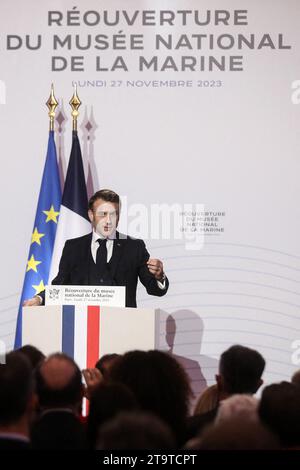 Paris, France. 27 novembre 2023. Le Président Emmanuel Macron visite le Musée National Maritime, le jour de sa réouverture après six ans de rénovation, à Paris, France, le 27 novembre 2023. Stéphane Lemouton/Pool/ABACAPRESS.COM crédit : Abaca Press/Alamy Live News Banque D'Images