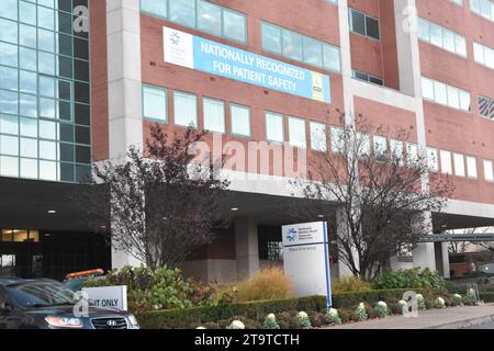 Montclair, New Jersey, États-Unis. 27 novembre 2023. (NOUVEAU) au moins deux salles d’urgence hospitalières sont fermées et en état de déroutement en raison d’une attaque de ransomware à Montclair et Westwood. 27 novembre 2023, Montclair, New Jersey, USA: le centre médical Paspack Valley à Westwood, New Jersey et le centre médical Mountainside à Montclair, New Jersey ont cessé d'admettre de nouveaux patients dans leur salle d'urgence en raison d'une attaque par ransomware sur les ordinateurs du système hospitalier, les deux hôpitaux faisant partie du système de santé Hackensack Meridian. Hackensack Meridian a publié une déclaration et a dit, ''en tant que pré Banque D'Images