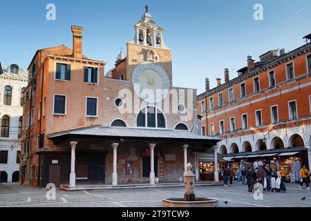 San Giacomo di Rialto (Saint Jacques), selon la tradition la plus ancienne église de la ville - Portique gothique - Venise, Italie Banque D'Images