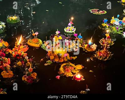 Bangkok, Thaïlande. 27 novembre 2023. Les Krathongs flottent dans un lac du parc Lumphini, l'un des plus grands parcs de Bangkok. Les petits radeaux sont faits de bananiers ou de polystyrène expansé et sont décorés de fleurs, de bâtons d'encens et de bougies. La Thaïlande célèbre toujours la fête des lumières Loi Krathong le jour de la pleine lune dans le douzième mois du calendrier traditionnel. Les petits radeaux sont descendus dans l'eau dans les rivières ou les lacs pour rendre hommage à la déesse hindoue de l'eau Mae Phra Khongkha. Crédit : Carola Frentzen/dpa/Alamy Live News Banque D'Images