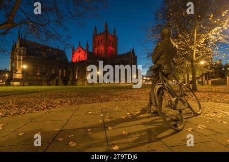 Statue d'Elgars pose alors qu'il s'arrête pour admirer la beauté de la cathédrale de Hereford, Herefordshire Angleterre Royaume-Uni. Novembre 2023 Banque D'Images