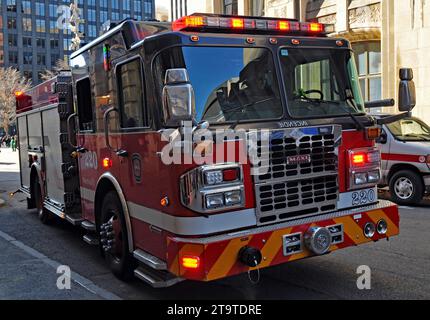 Un camion d'incendie du service d'incendie de Montréal est photographié lors d'un appel dans le Vieux-Montréal. Banque D'Images