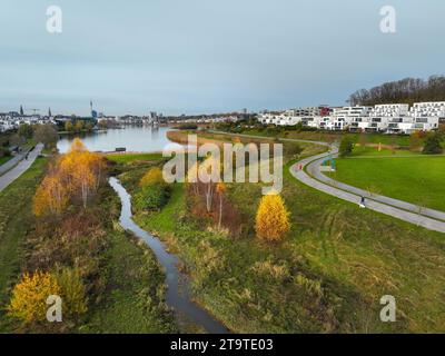 Dortmund, Rhénanie du Nord-Westphalie, Allemagne - Lac Phoenix, devant l'Emscher renaturalisé. La rivière a été transformée en eau quasi naturelle Banque D'Images