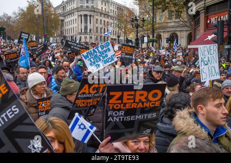 Londres, Royaume-Uni. 26 novembre 2023 : les manifestants pro-israéliens de la "Marche contre l'antisémitisme" brandissent des drapeaux et des pancartes en soutien aux otages pris par le Hamas Banque D'Images