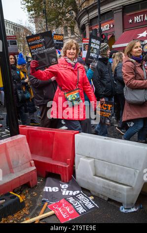 Londres, Royaume-Uni. 26 novembre 2023 : les manifestants pro-israéliens lors de la "Marche contre l'antisémitisme" passent une pancarte "liberté pour la Palestine" jetée d'une marche Banque D'Images
