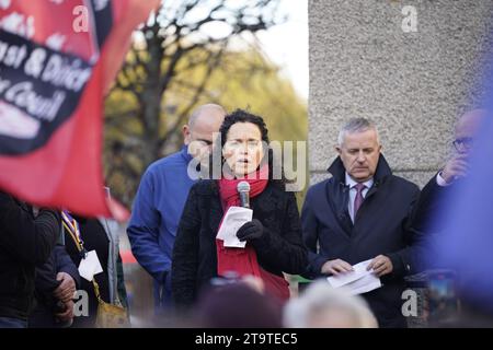 Phil ni Sheaghdha, secrétaire général de l'organisation irlandaise des infirmières et sages-femmes (INMO), s'exprimant sur O'Connell Street à Dublin lors d'une manifestation contre les violences qui ont suivi les émeutes dans la capitale qui ont suivi une attaque à l'arme blanche la semaine dernière. Date de la photo : lundi 27 novembre 2023. Banque D'Images